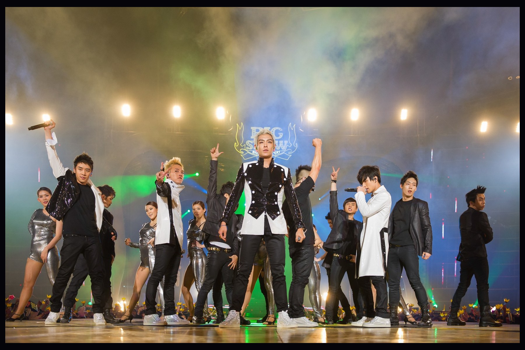 Archive photograph of BIGBANG in 2011; this does not represent the current lineup.