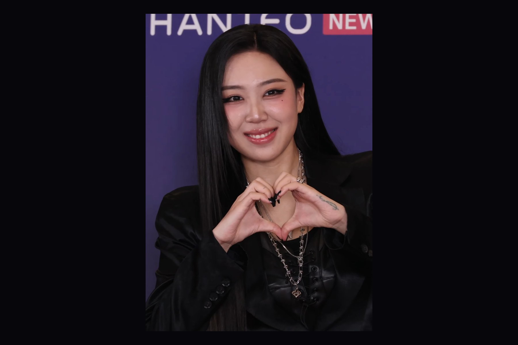 Lee Young Ji at the Hanteo Music Awards on 15 February 2026, wearing black and making a heart with her hands.