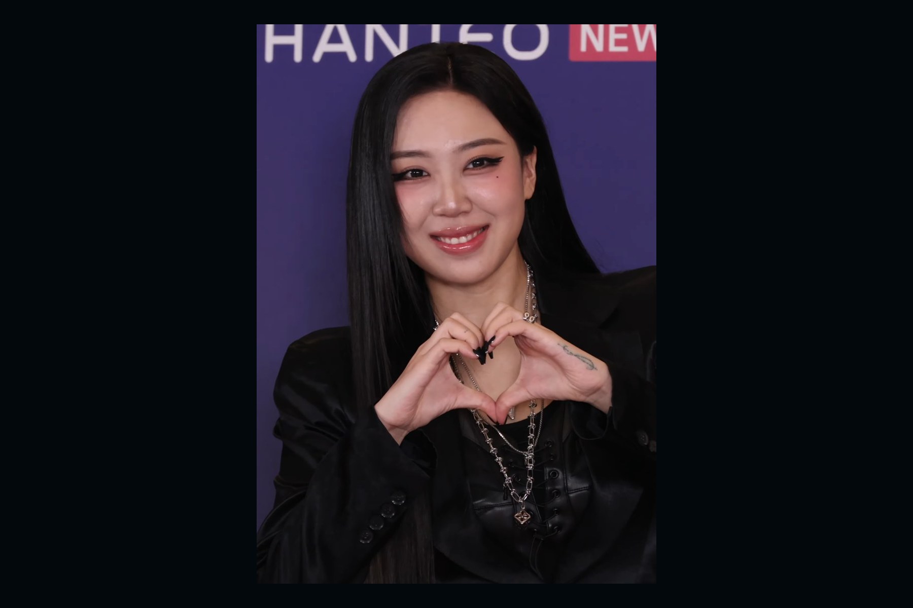 Lee Young Ji at the Hanteo Music Awards on 15 February 2026, wearing black and making a heart with her hands.