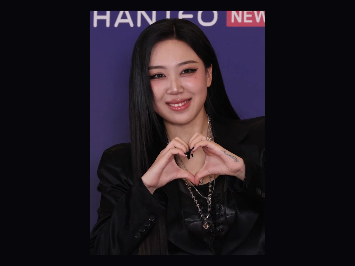 Lee Young Ji at the Hanteo Music Awards on 15 February 2026, wearing black and making a heart with her hands.